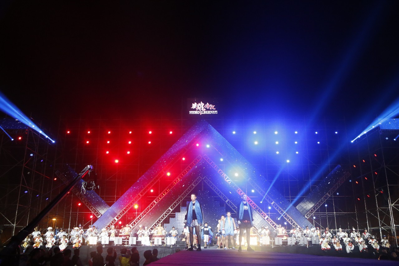 “英雄传说”演绎最盛大开幕式千年大漠更显英雄情怀