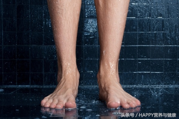 洗澡的时候尿尿是臭毛病吗,洗澡的时候尿尿对身体好吗