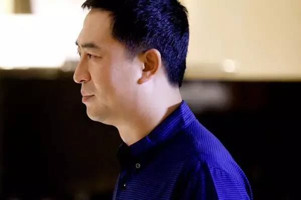 强直性脊柱炎明星张嘉译走路视频,张嘉译脊柱炎走路视频