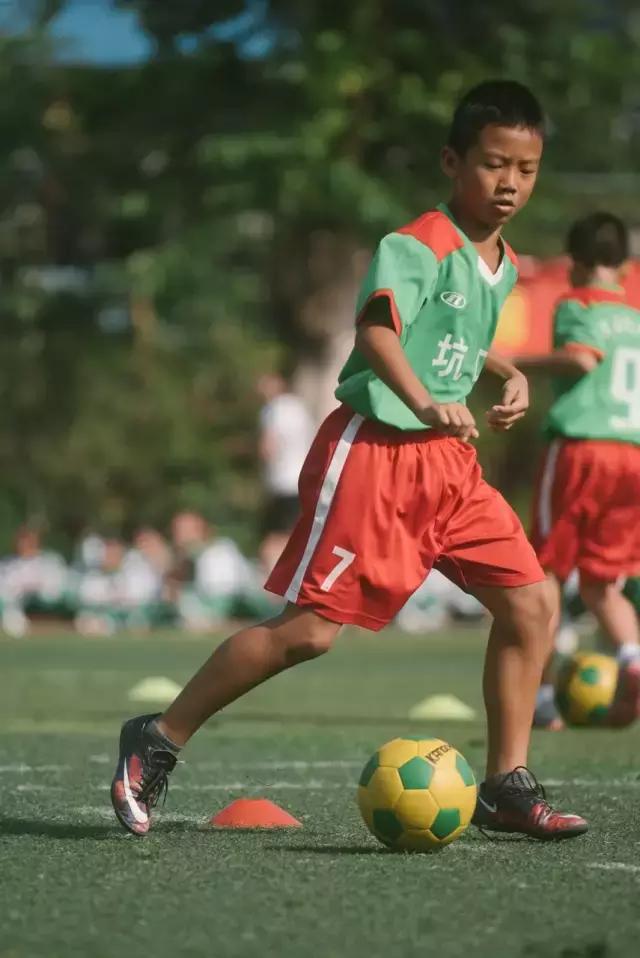校园足球赛决赛开赛,校园足球邀请赛落幕