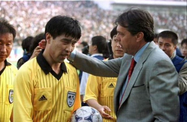 足球裁判假球瞬间,裁判吹球假球