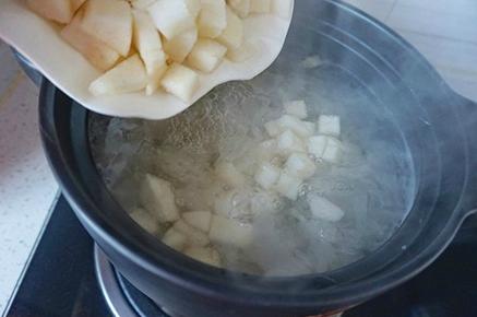 感冒嗓子疼喝点冰糖银耳雪梨羹润燥又养颜呦