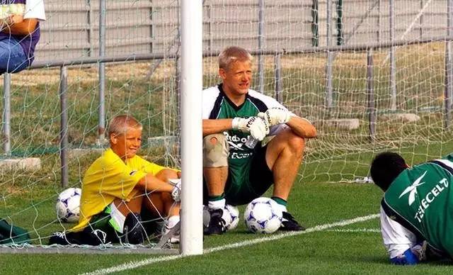 上阵父子兵足球门将,球赛中的上阵父子兵