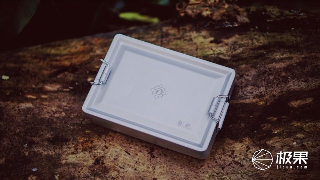 这盒子还没手掌大，里面的工具却比工具箱还全，野外保命全靠它