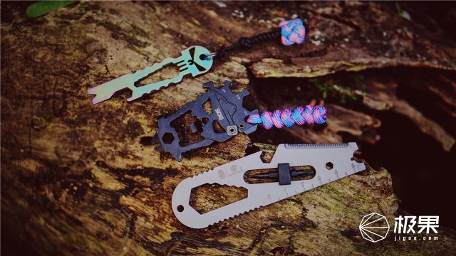 这盒子还没手掌大，里面的工具却比工具箱还全，野外保命全靠它