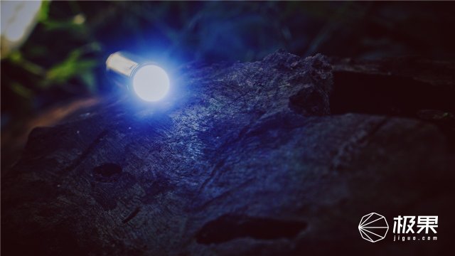 这盒子还没手掌大，里面的工具却比工具箱还全，野外保命全靠它