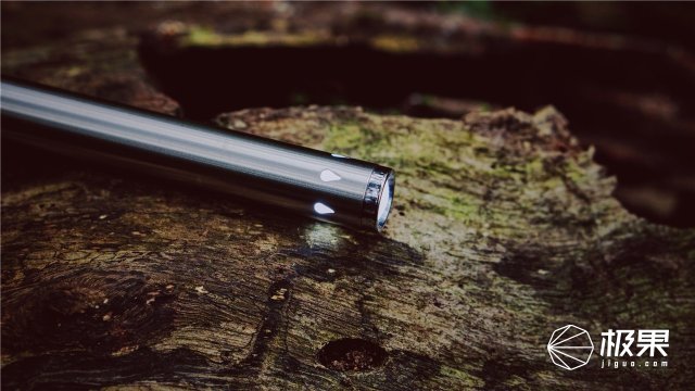 这盒子还没手掌大，里面的工具却比工具箱还全，野外保命全靠它