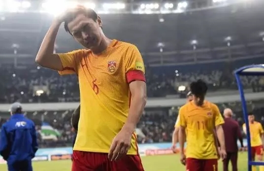 国足头球撞门柱爆笑名场面,国足单刀打门框