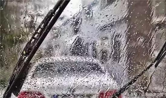 暴雨天看不清后视镜怎么办,下雨天气后视镜看不清有什么妙招
