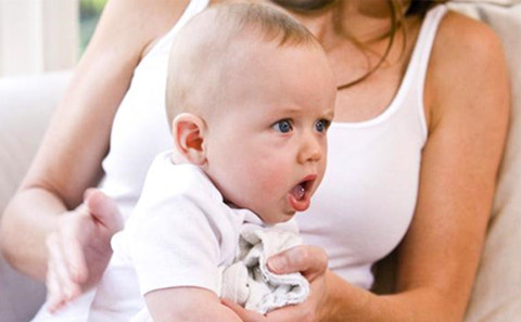 宝宝受凉吐奶怎么办啊,宝宝受凉吐奶怎么才能好