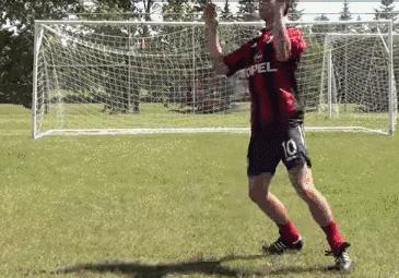 通过几个动作快速分辨业余足球场上的高手