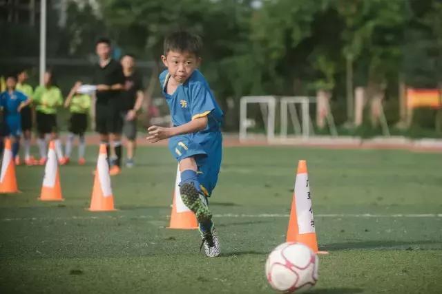 校园足球赛决赛开赛,校园足球邀请赛落幕