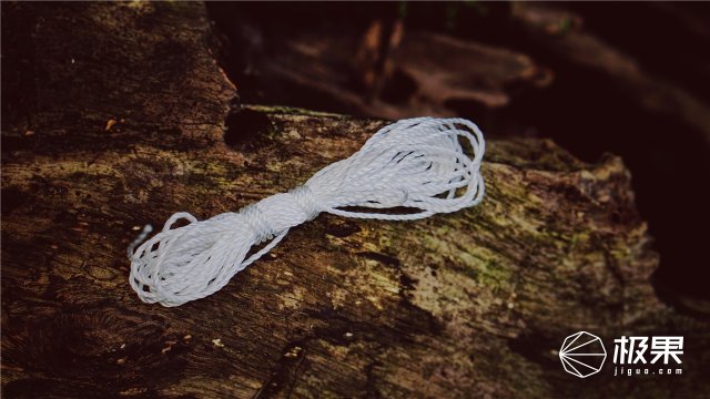 这盒子还没手掌大，里面的工具却比工具箱还全，野外保命全靠它