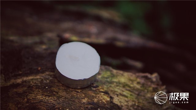 这盒子还没手掌大，里面的工具却比工具箱还全，野外保命全靠它