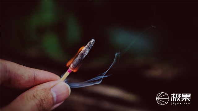 这盒子还没手掌大，里面的工具却比工具箱还全，野外保命全靠它