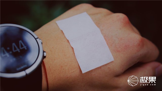 这盒子还没手掌大，里面的工具却比工具箱还全，野外保命全靠它