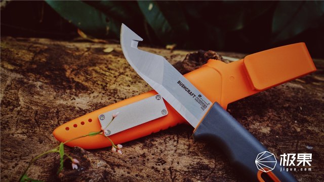 这盒子还没手掌大，里面的工具却比工具箱还全，野外保命全靠它