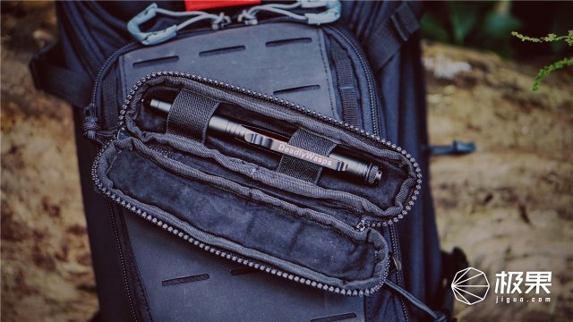 这盒子还没手掌大，里面的工具却比工具箱还全，野外保命全靠它