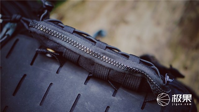 这盒子还没手掌大，里面的工具却比工具箱还全，野外保命全靠它