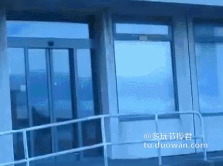 搞笑动态图：人见人爱的小萝莉