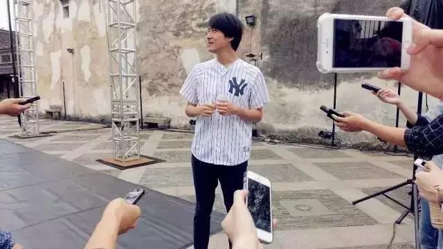 他是新浪潮戏剧的发起人，他说戏剧是当下且危险的