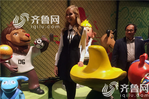 美艳！鲁能外援佩莱女友瓦尔加参观淄博足球博物馆！