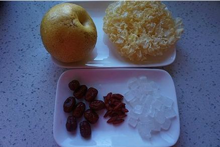 感冒嗓子疼喝点冰糖银耳雪梨羹润燥又养颜呦