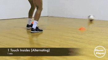 儿童在家练足球控球基本功,足球怎么控球才能又快又稳