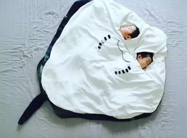 这个日本女人竟然对自己熟睡的孩子做出了这些......