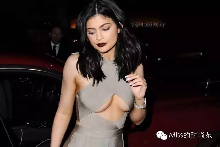 时尚其实是一种另类的聪颖,时尚不是一种形式