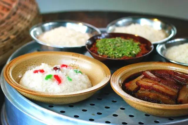 青松叶、红炭火，小院儿里有饭菜香