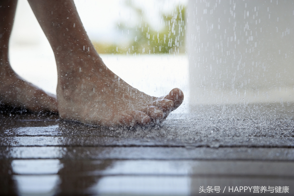 洗澡的时候尿尿是臭毛病吗,洗澡的时候尿尿对身体好吗