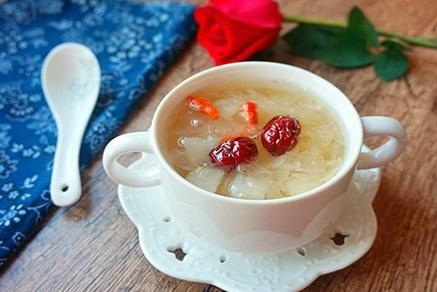 感冒嗓子疼喝点冰糖银耳雪梨羹润燥又养颜呦