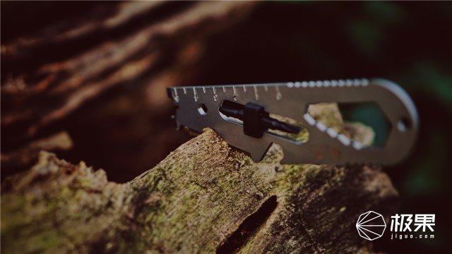 这盒子还没手掌大，里面的工具却比工具箱还全，野外保命全靠它