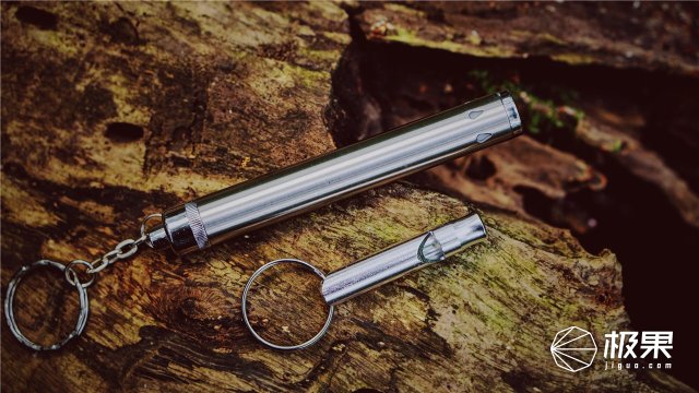 这盒子还没手掌大，里面的工具却比工具箱还全，野外保命全靠它