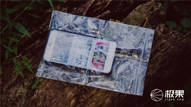 这盒子还没手掌大，里面的工具却比工具箱还全，野外保命全靠它