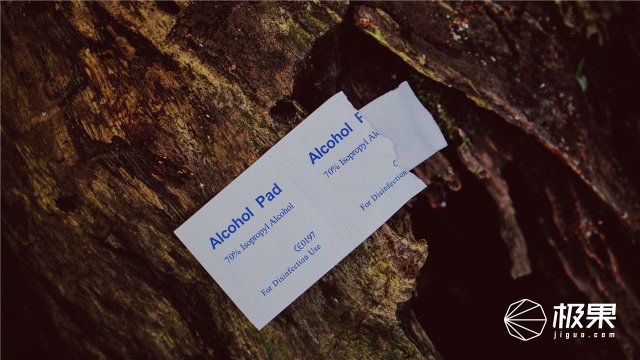 这盒子还没手掌大，里面的工具却比工具箱还全，野外保命全靠它