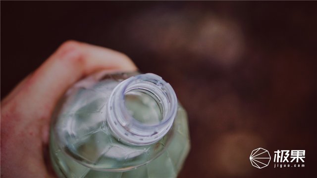 这盒子还没手掌大，里面的工具却比工具箱还全，野外保命全靠它