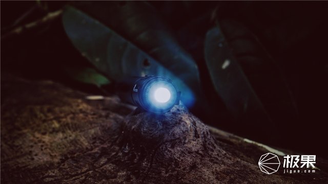 这盒子还没手掌大，里面的工具却比工具箱还全，野外保命全靠它