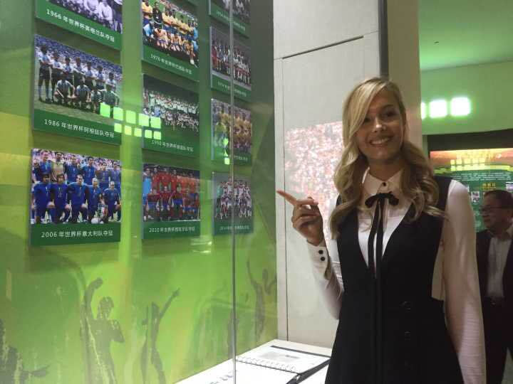 美艳！鲁能外援佩莱女友瓦尔加参观淄博足球博物馆！