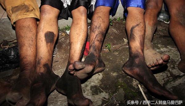 如果足球是燃烧的，那踢球者是什么样的体检？有人这么做了