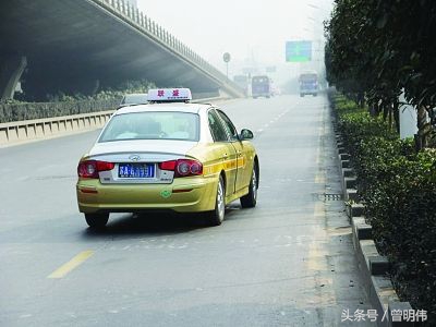 晚上回家遇到蛇拦路是什么前兆,开车遇见蛇挡路意味着什么