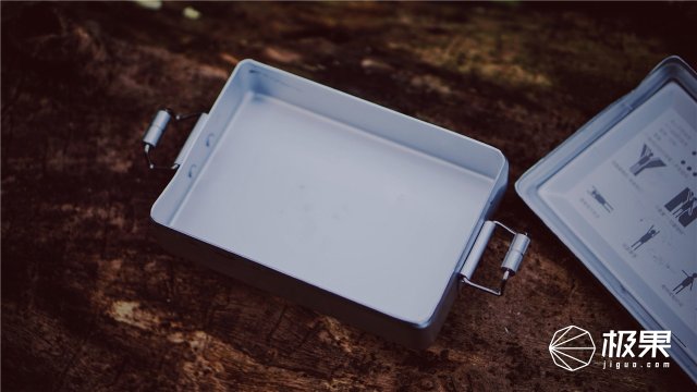这盒子还没手掌大，里面的工具却比工具箱还全，野外保命全靠它