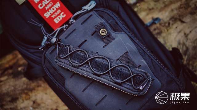 这盒子还没手掌大，里面的工具却比工具箱还全，野外保命全靠它