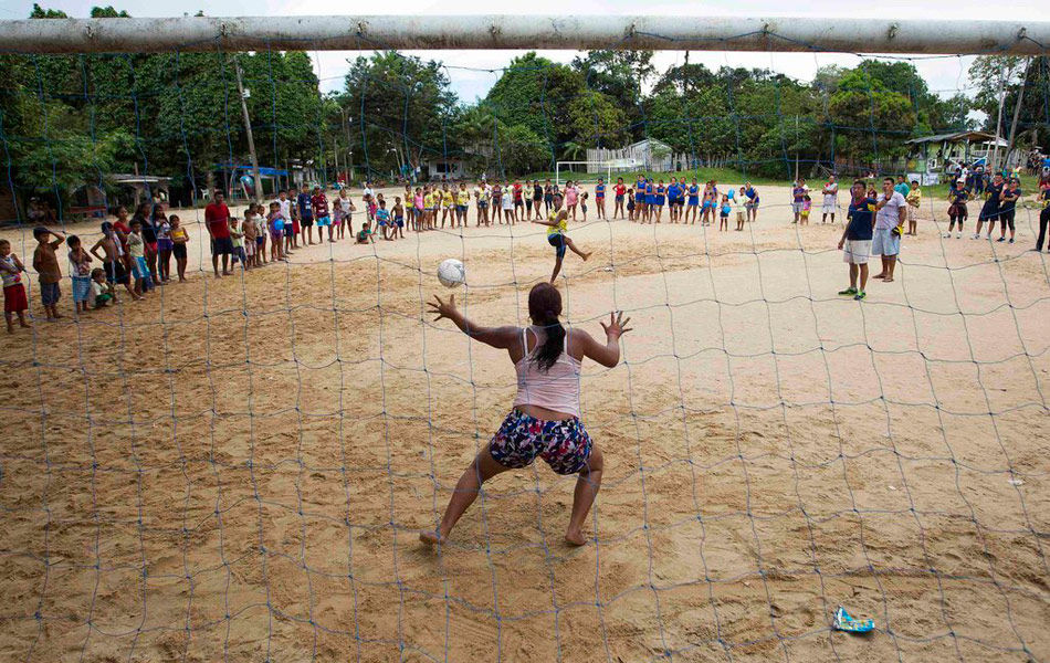 一定要打篮球吗踢足球不行吗,踢足球的去打篮球有什么感受