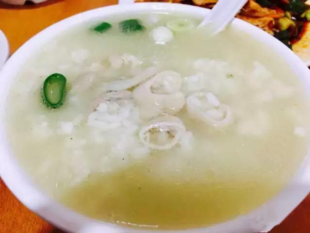 离开成都这多年，发现心念念的还是这碗4块钱的汤饭