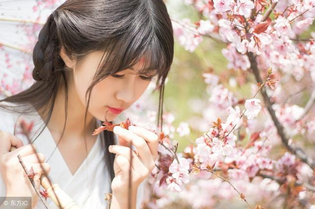 小说：面对渣男的威胁，美女一顿疯狂输出，周围人都看呆了