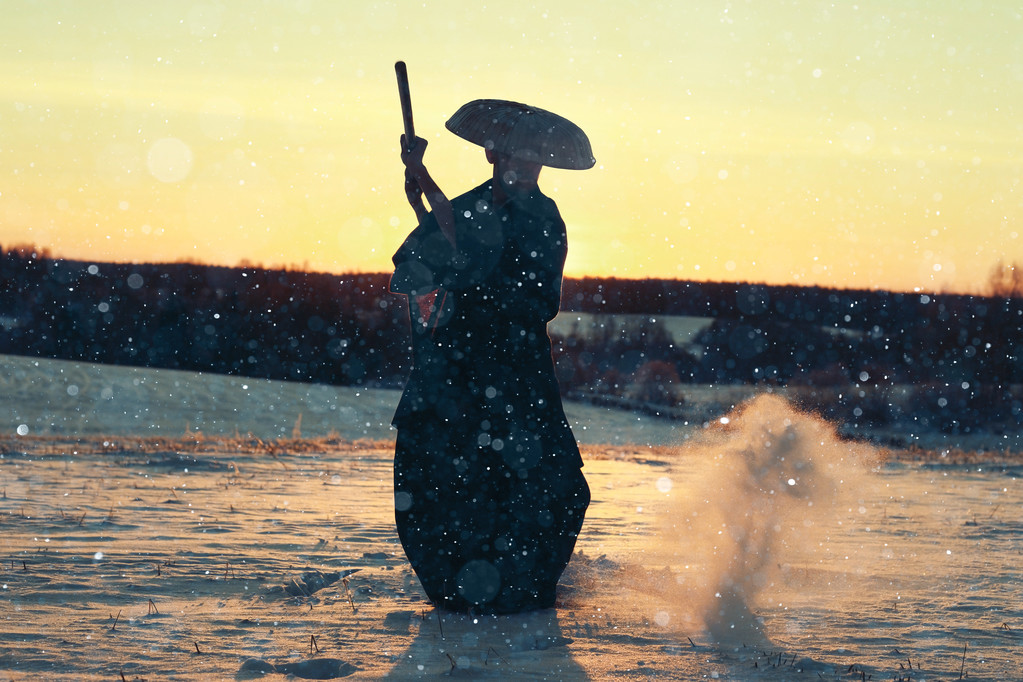 故事：我的头疼得厉害，但是睁眼环顾四周，我发现我不知道这是哪