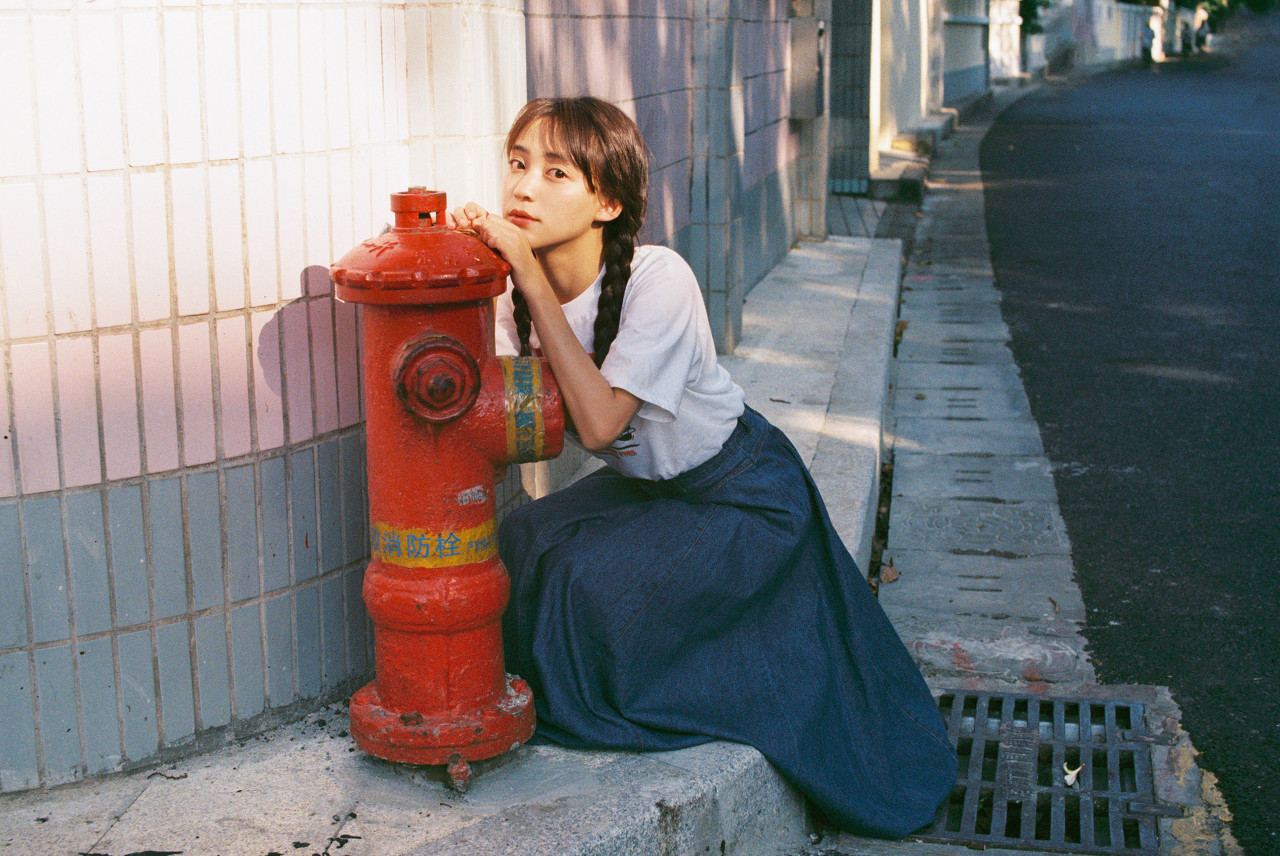 小说：娇小萌神拿重锤，轻轻一锤人成灰。