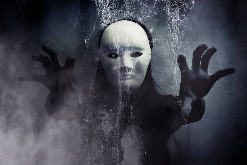 小说：他没命似的向前爬着，终于爬到了马路上，一辆汽车却在他身边停下